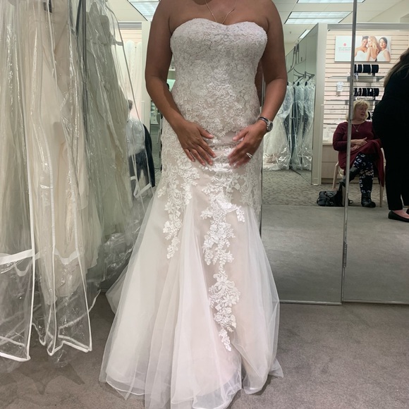 NEW & NEVER WORN WEDDING DRESS! - Picture 1 of 4